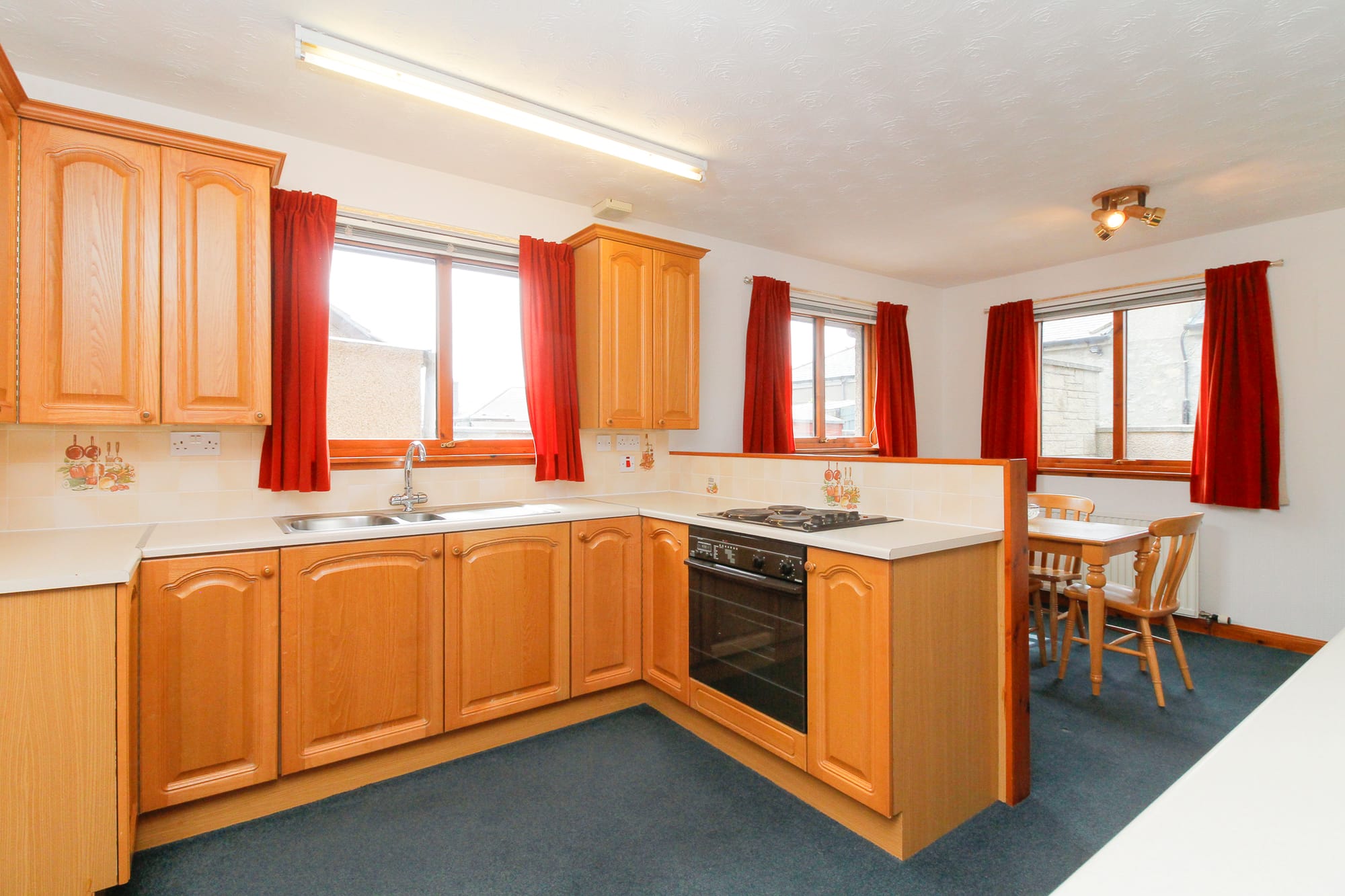 Kitchen with fitted units and cooker