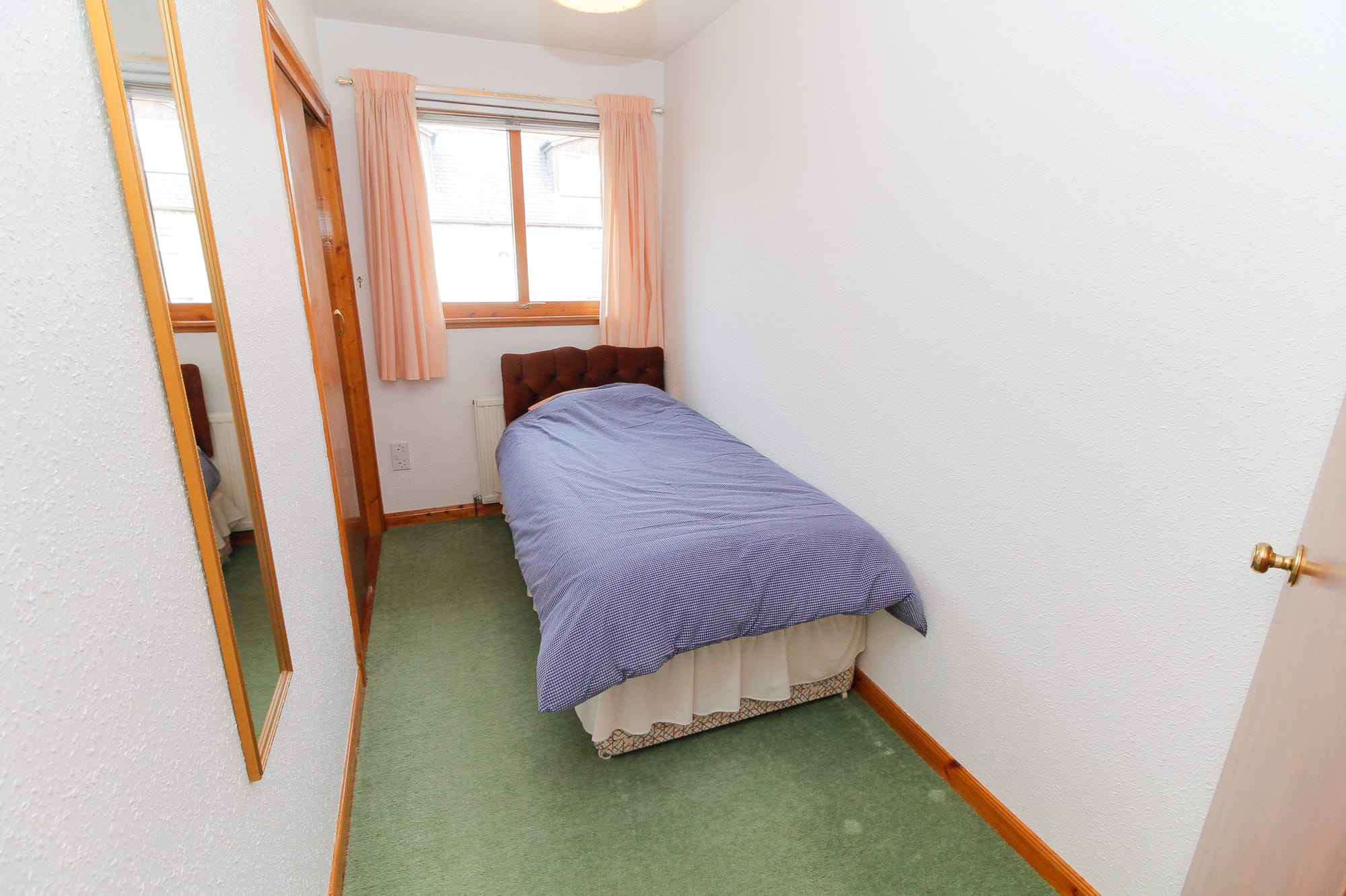Single bedroom with mirrored wardrobes