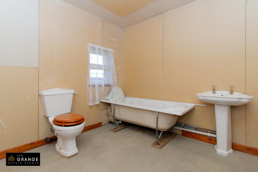 Bathroom with bath, WC and basin