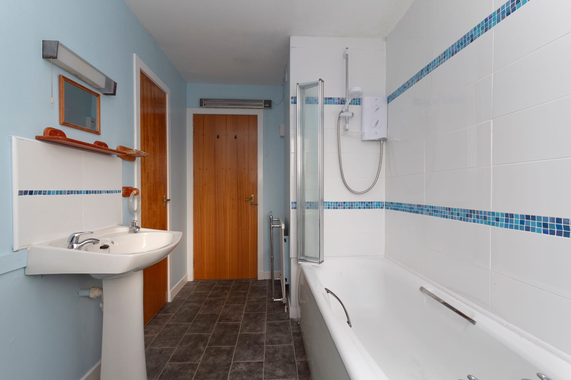 The family bathroom from the door