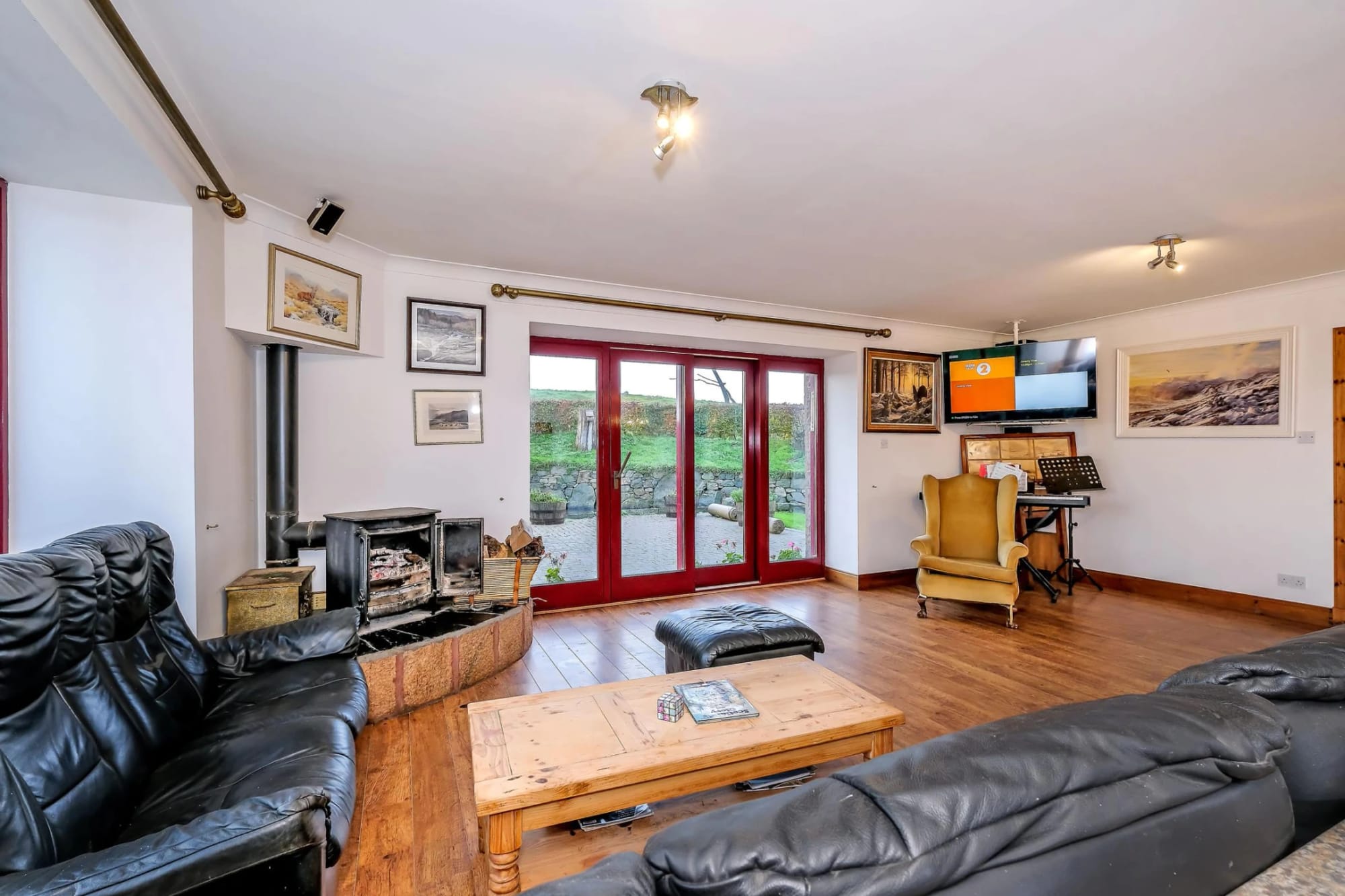 Living and kitchen area