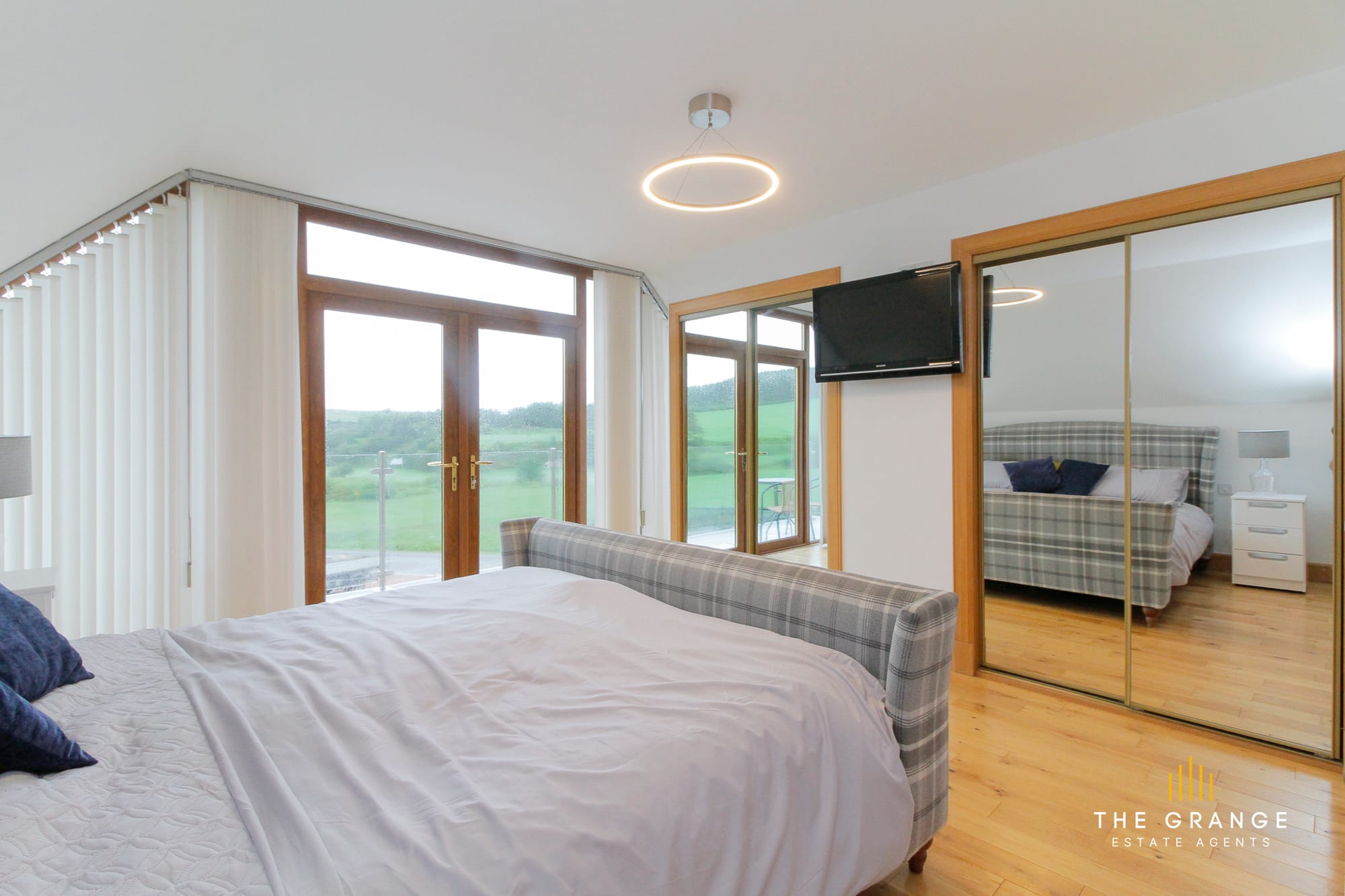 Principal bedroom opening to the balcony