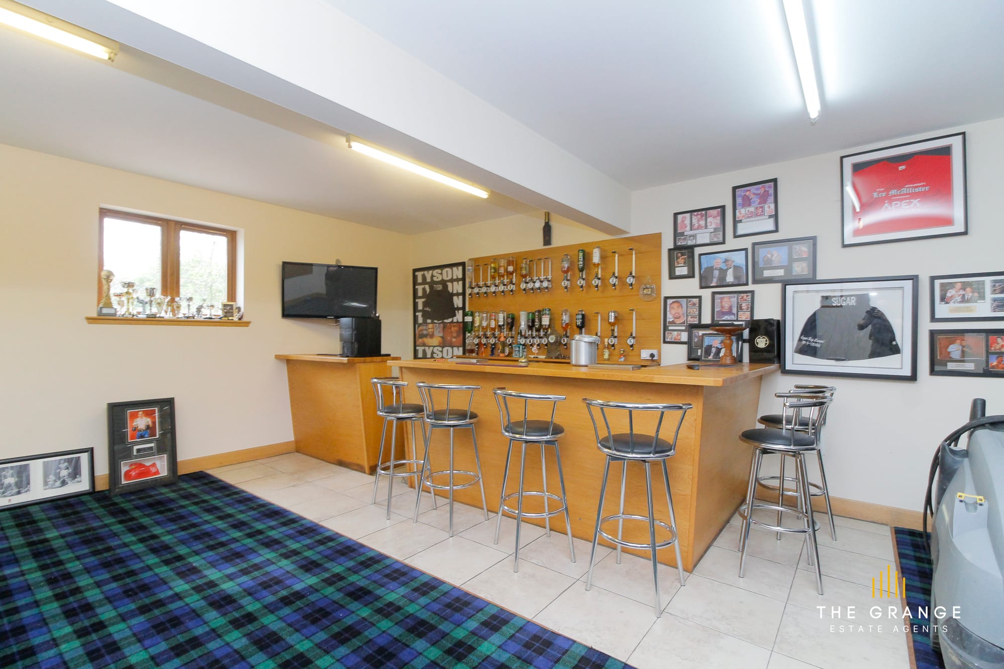 Bar and entertaining room