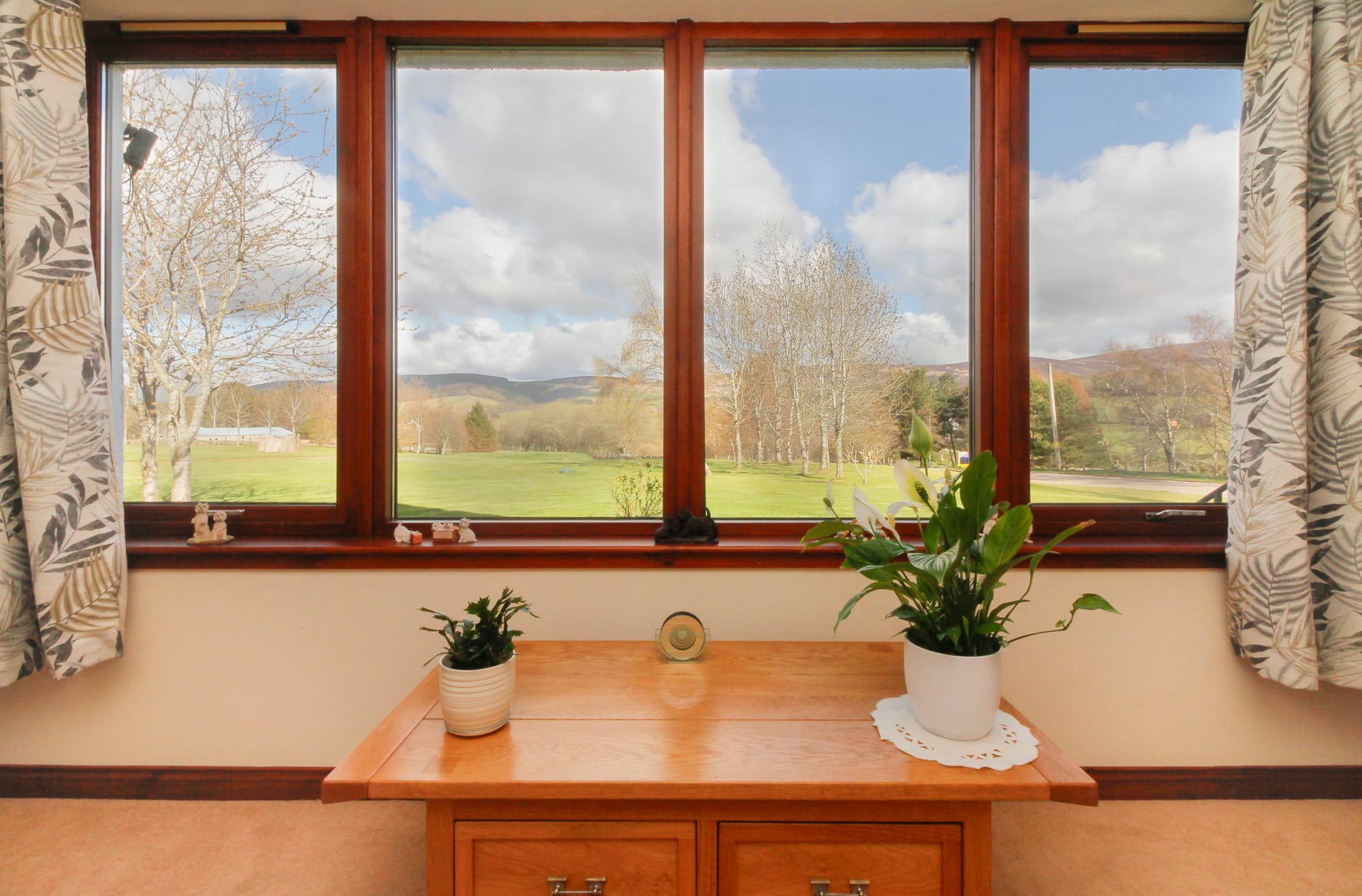 Garden room with views to the hills