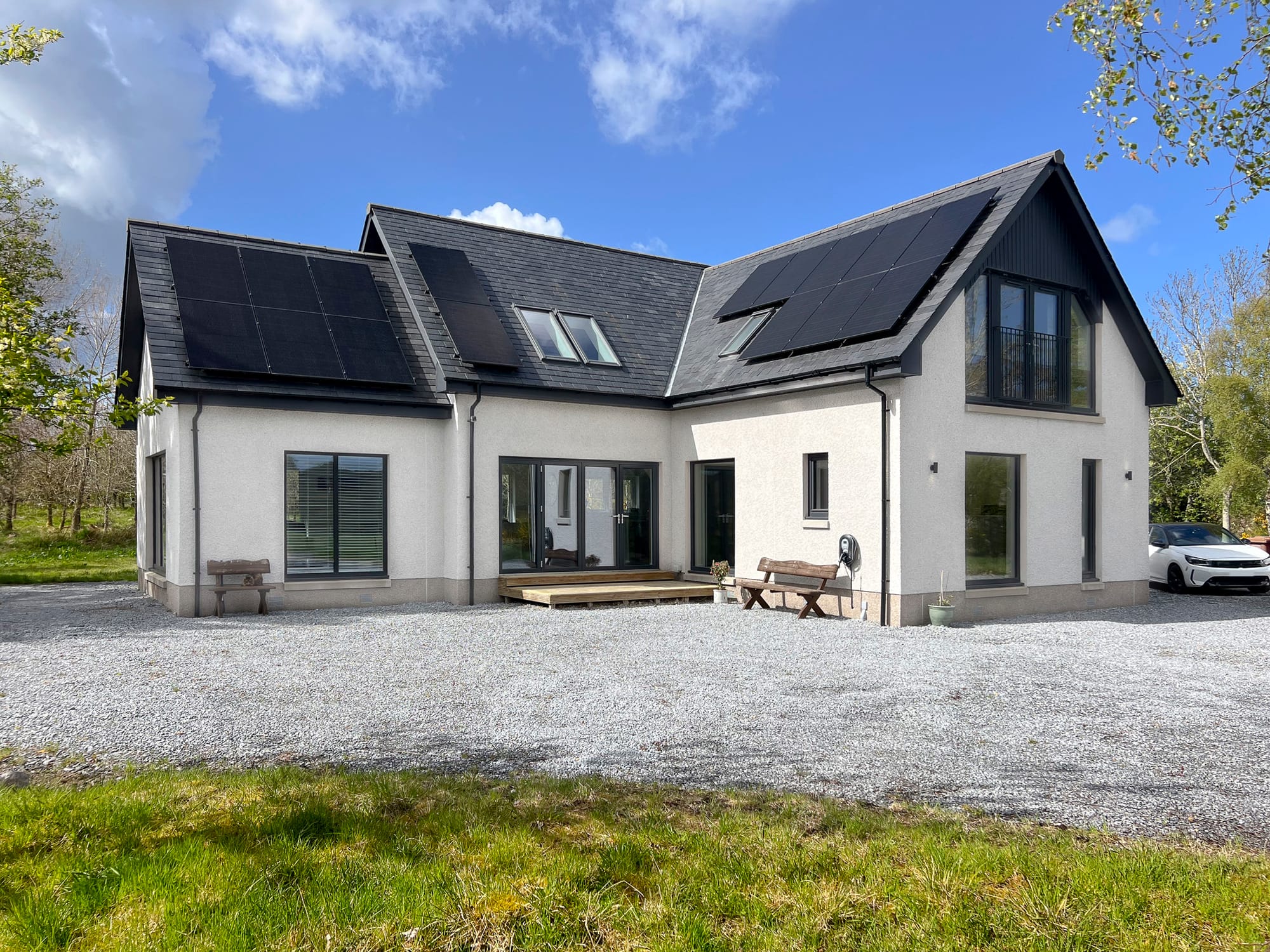 Front of the detached house with driveway