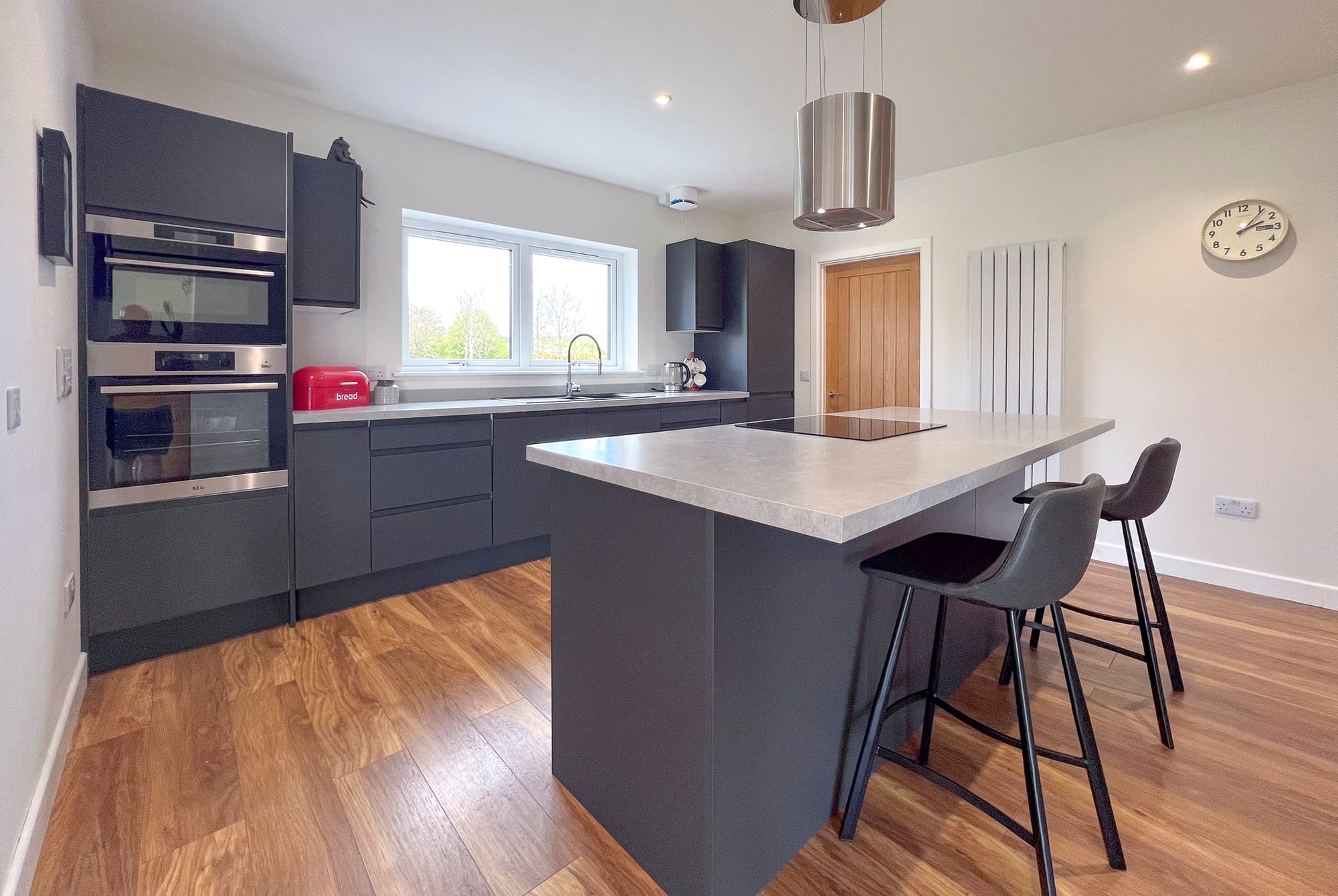 Kitchen breakfast bar