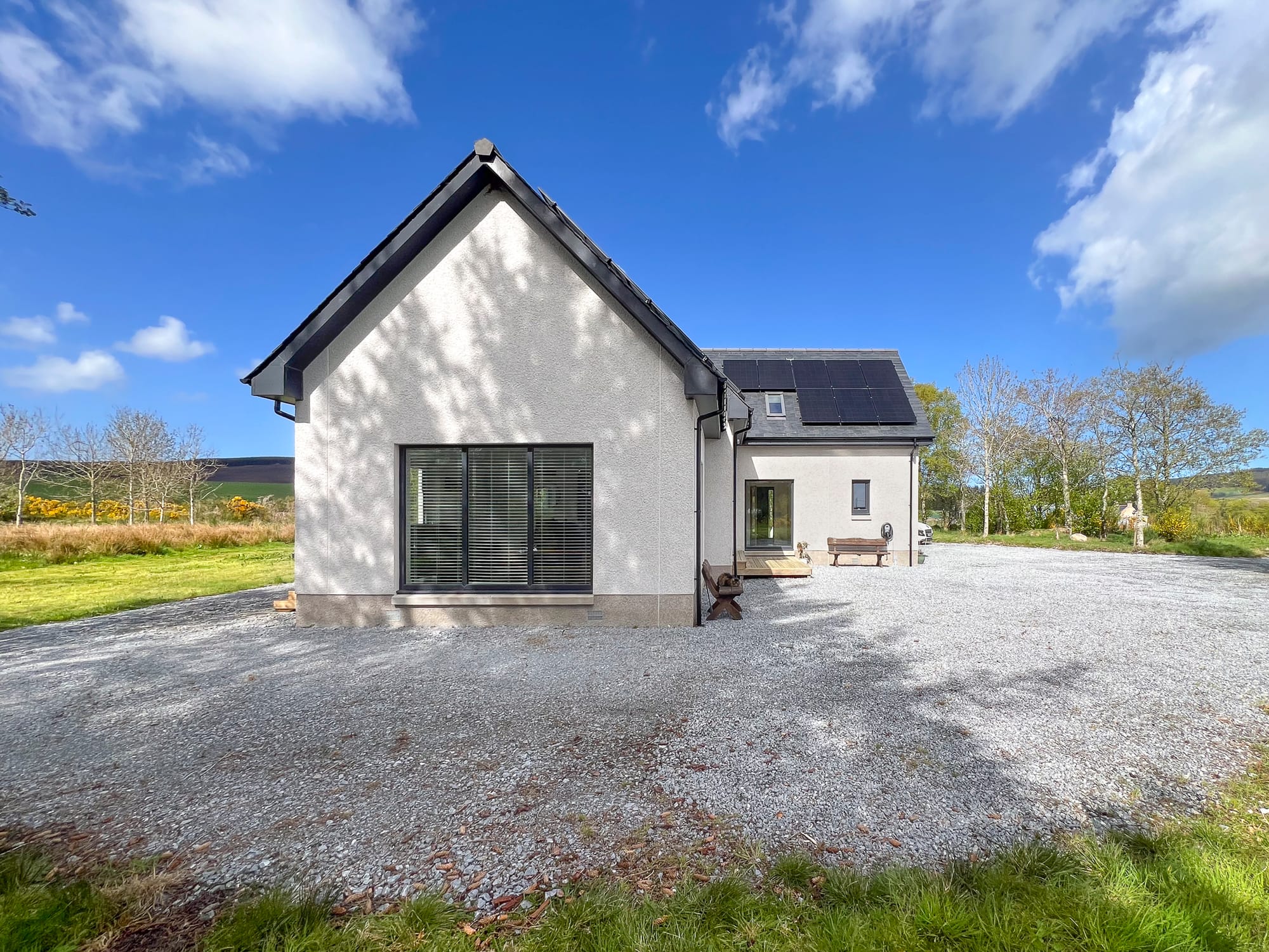 House with the outbuilding and grounds