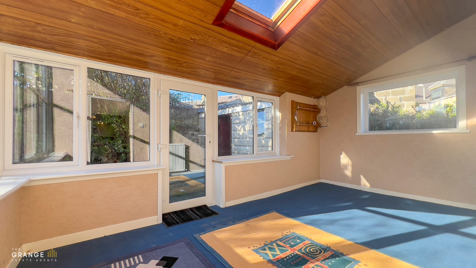 Sun room with panoramic windows
