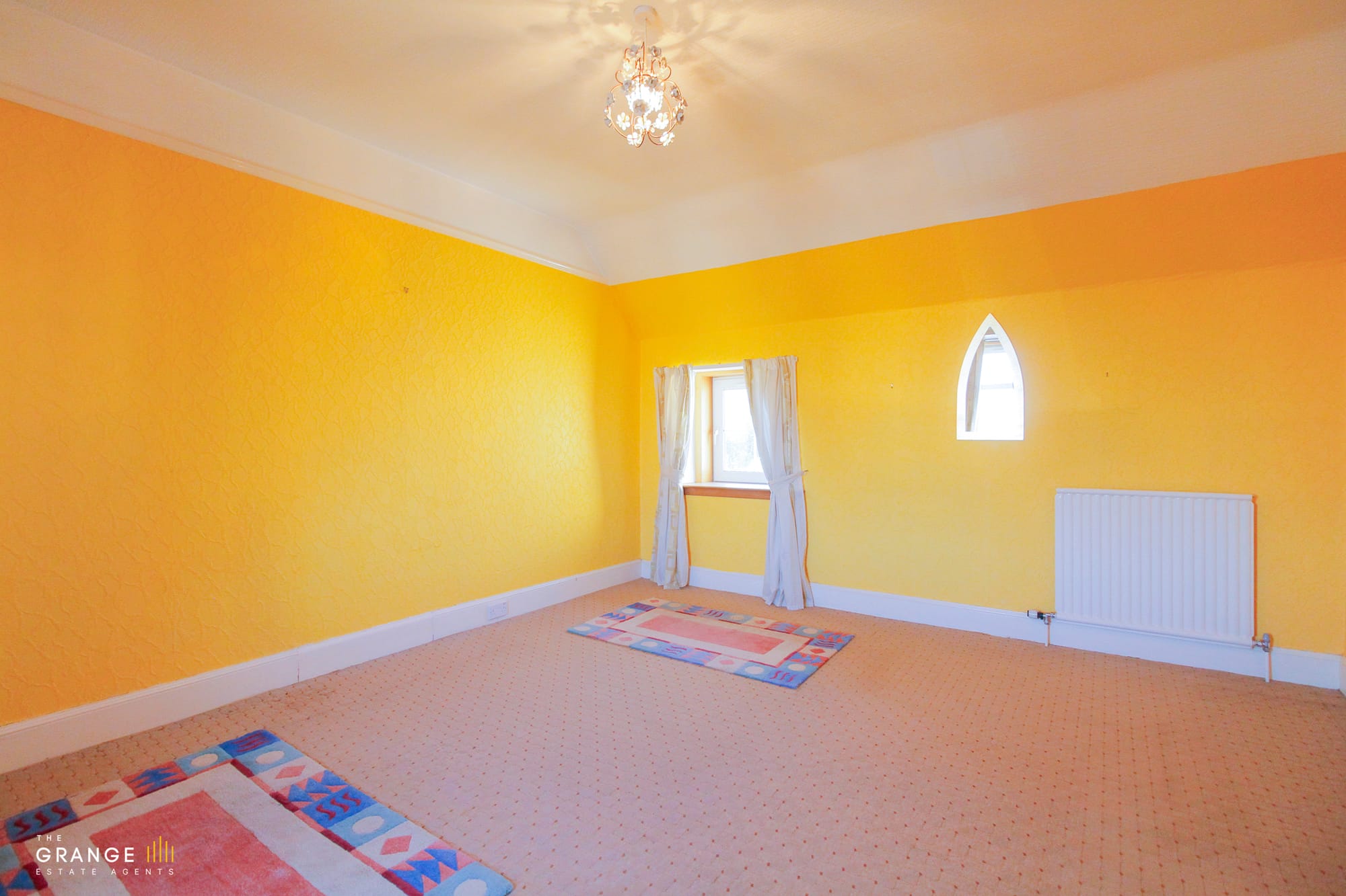 Double bedroom with arched feature window