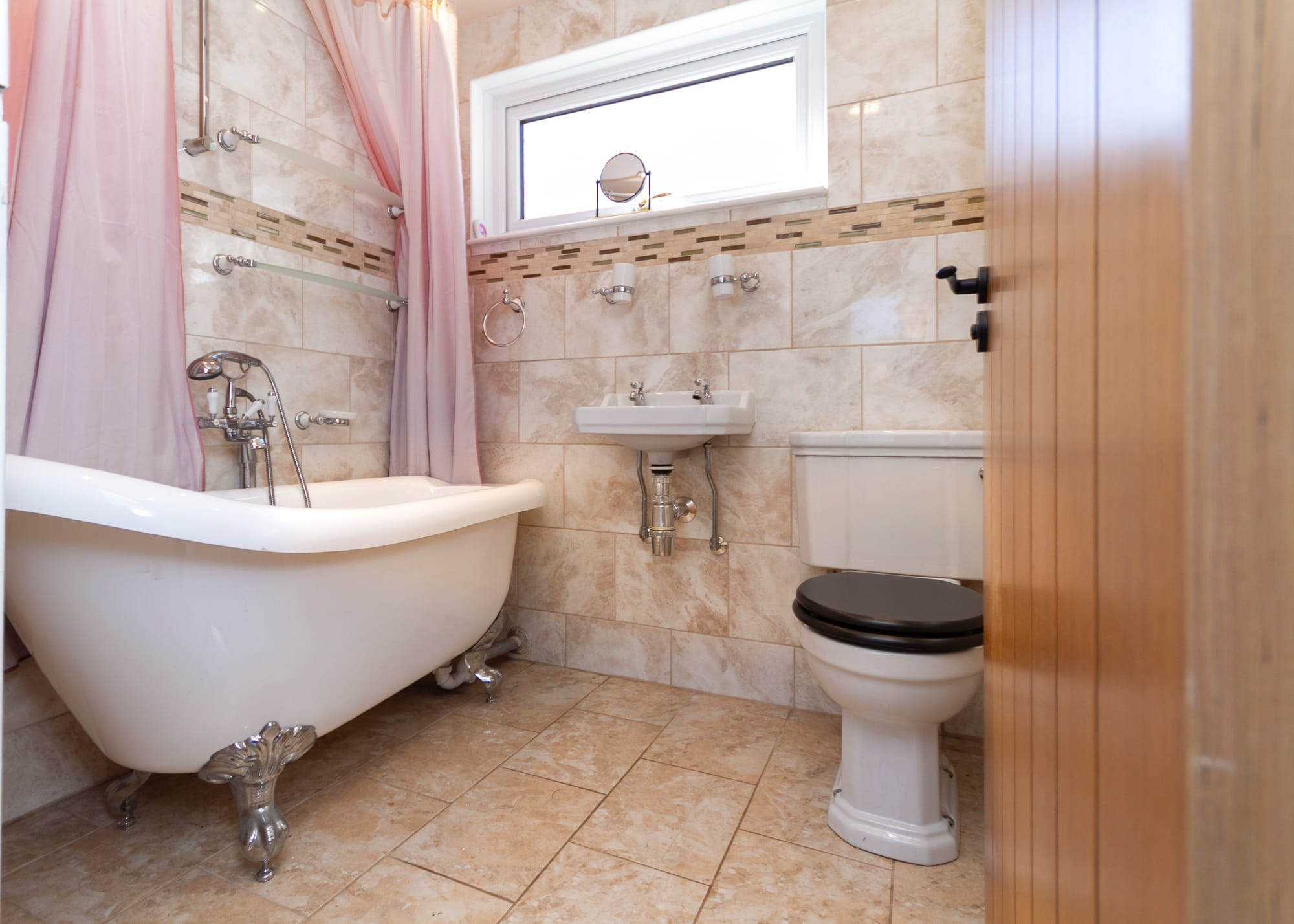 Bathroom with roll-top bath