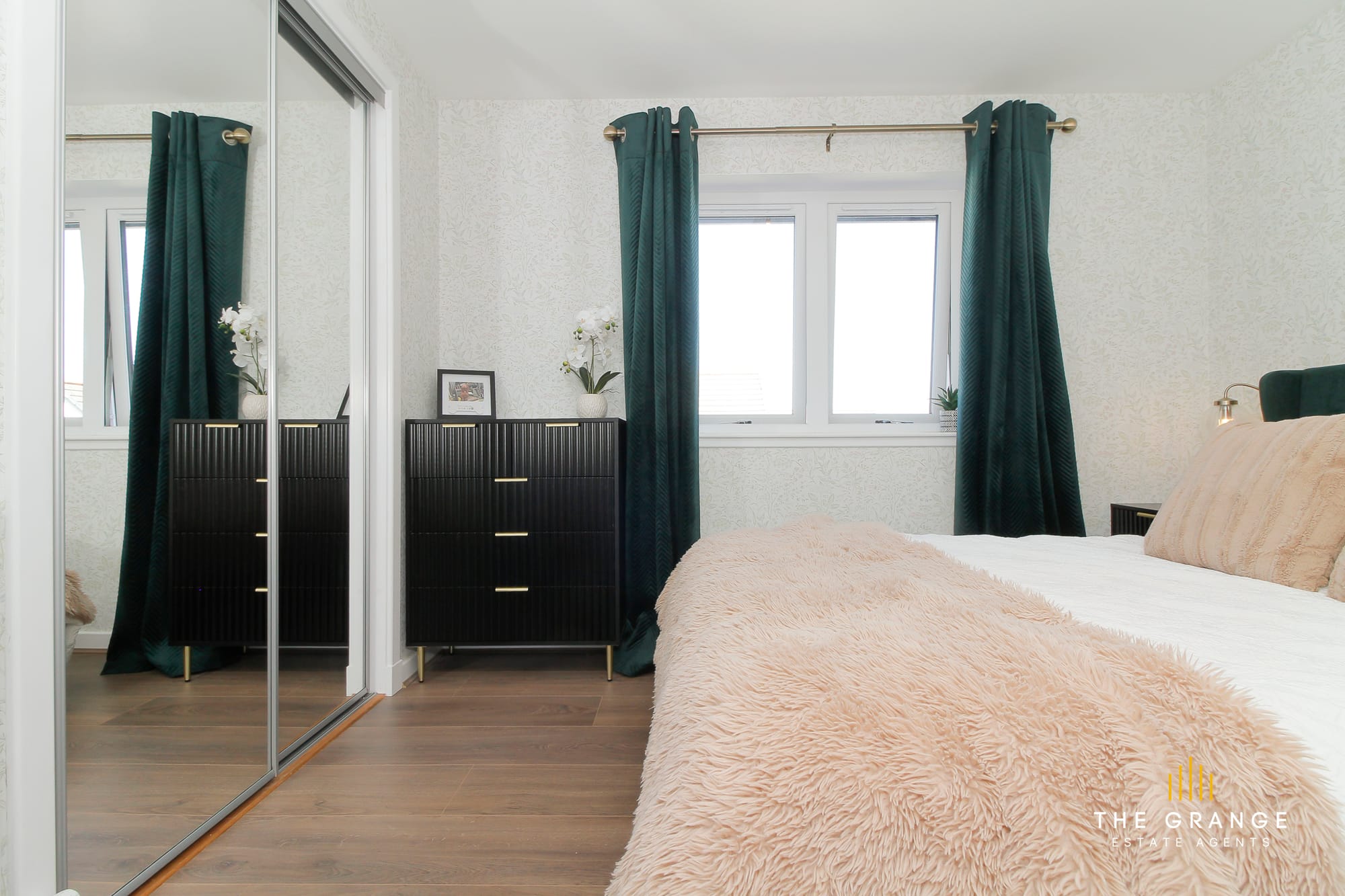 Main bedroom, with mirrored wardrobes