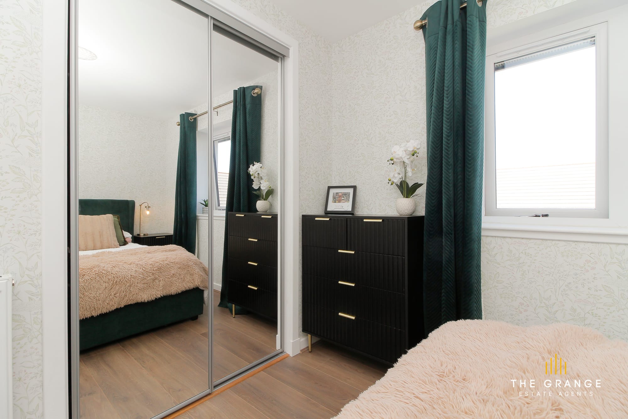 Main bedroom, mirrored wardrobes and drawers
