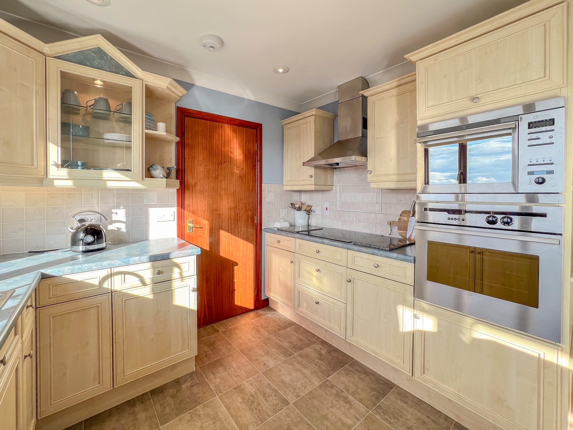 Kitchen with integrated appliances